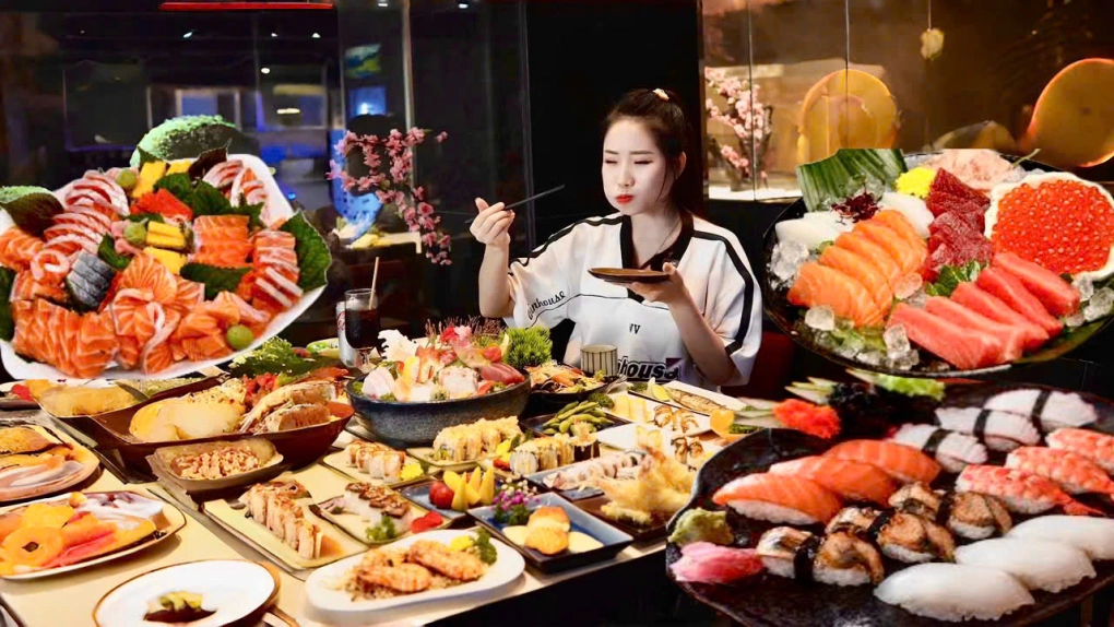 Vũ Tú Linh, nặng 49 kg, cao 1,62 m nhưng có sức ăn gấp 4-6 lần so với người trưởng thành. Ảnh: Nhân vật cung cấp