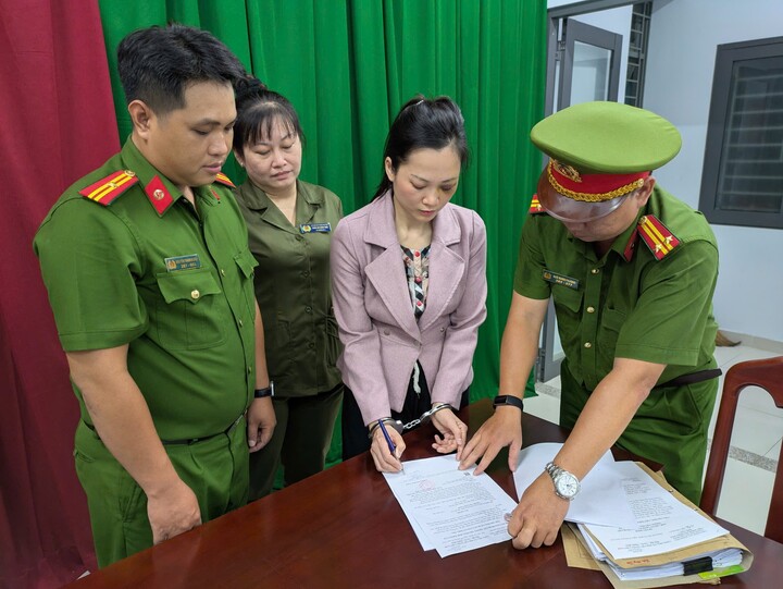 Bớ ngay chủ nha khoa b.0′.p cổ, dùng g.ậ.y s@’t oánh khách hàng ở TP.HCM